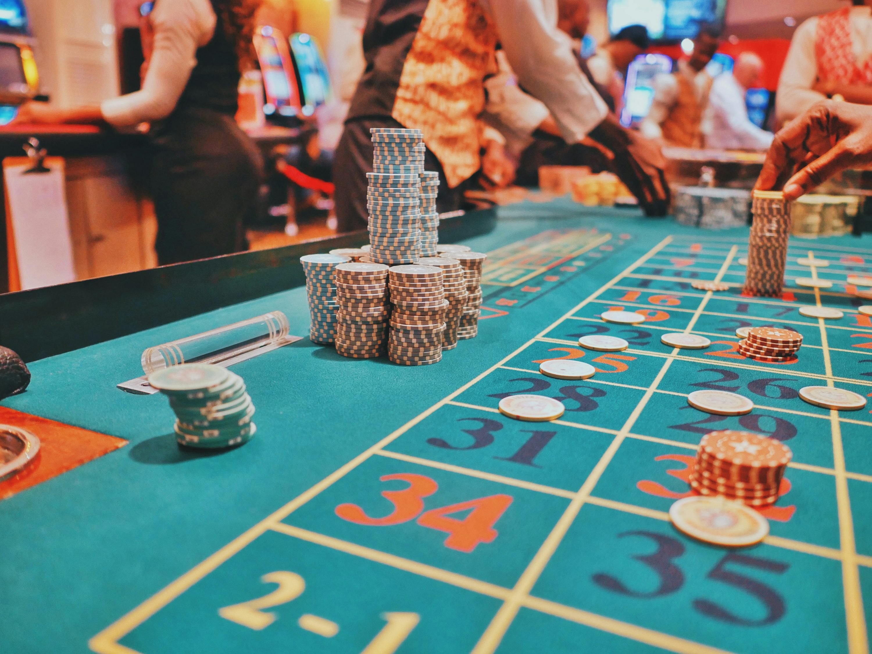Kategori Live Casino menampilkan meja blackjack, roulette, baccarat